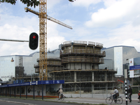 901167 Gezicht op de bouw van de kantoortoren bij het hoofdkantoor van Rabobank Nederland (Croeselaan 18) te Utrecht.
